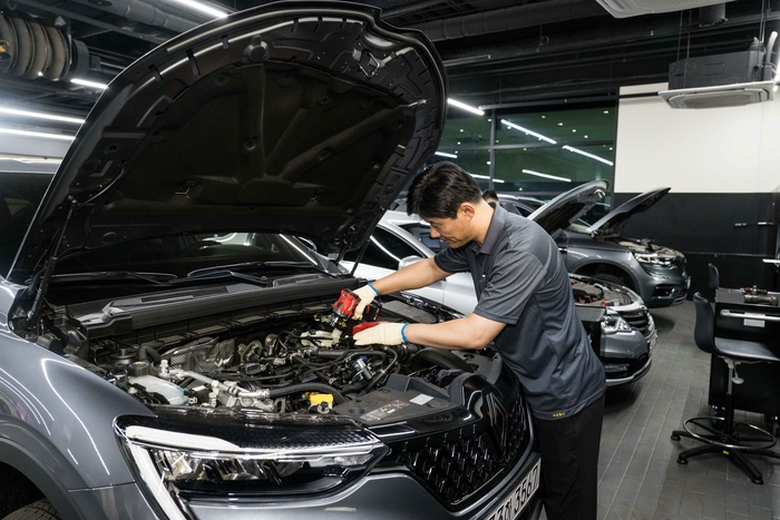 르노코리아 전문 정비사의 정밀한 차량 점검