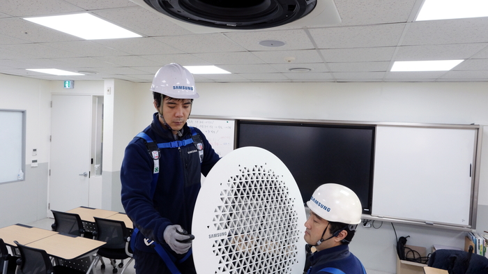 삼성전자서비스 엔지니어가 수능 고사장에서 삼성전자 시스템에어컨 사전 점검을 진행하고 있다.
