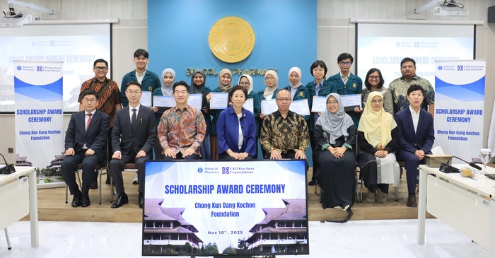 종근당고촌재단이 10일 인도네시아 반둥공과대학에서 열린 해외 장학증서 수여식에서 참석자들이 기념촬영했다.(사진=종근당고촌재단)