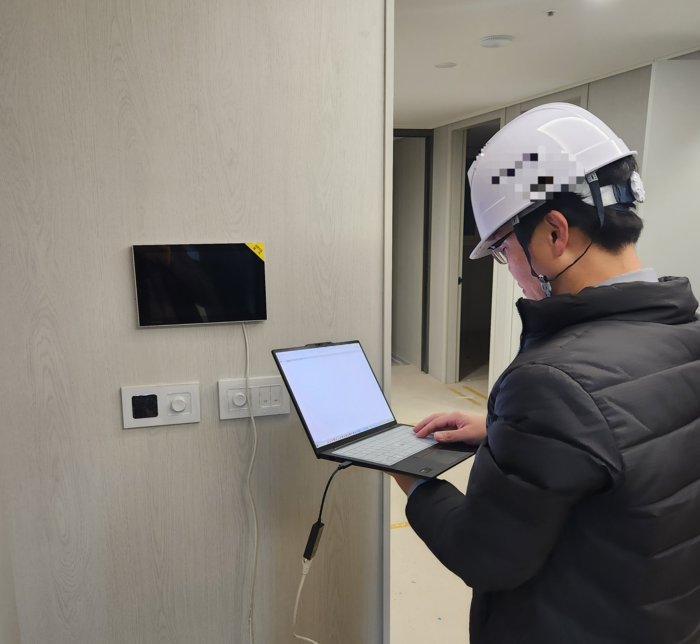 건설사 직원이 월패드 네트워크 상태를 점검하고 있다. (사진은 기사와 관계 없음. 사진 :한국정보통신기술사회)