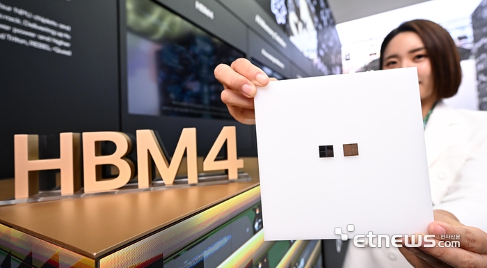 대한민국 첨단 기술의 현재와 미래를 한눈에 보여줄 'K-테크 쇼케이스'가 28일 경북 경주시 엑스포공원 에어돔에서 열렸다. SK그룹 전시관에서 관계자가 SK하이닉스의 HBM4 반도체 실물을 선보이고 있다.  경주=이동근기자 foto@etnews.com