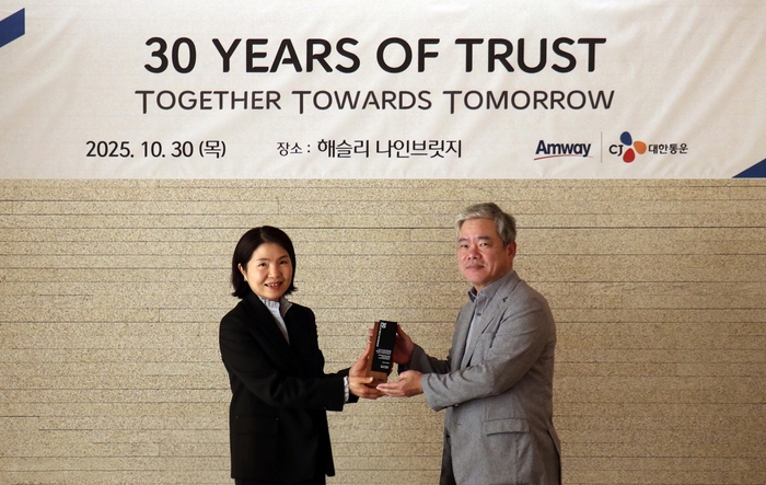 지난달 30일 경기도 여주 해슬리 나인브릿지에서 개최된 CJ대한통운-한국암웨이 물류협업 30주년 기념행사(30 YEARS OF TRUST, Together Towards Tomorrow)에서 신은자 한국암웨이 대표(왼쪽)와 신영수 CJ대한통운 대표가 기념사진을 찍고 있다.