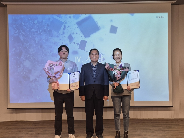 강정태 소프트웨어공제조합 상무이사(가운데)와 김수민 크램 대표(오른쪽), 디엑스알 관계자가 시상식 후 기념촬영했다. 소프트웨어공제조합 제공