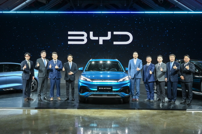 인천 중구 상상플랫폼에서 열린 'BYD 승용 브랜드 론칭 미디어 쇼케이스'에서 조인철 BYD 코리아 승용부문 대표이사(왼쪽 네번째)와 BYD 공식 딜라 대표이사가 아토 3 옆에서 포즈를 취하고 있다.