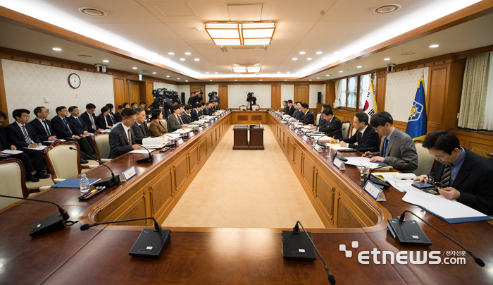 김민석 국무총리와 배경훈 부총리 겸 과학기술정보통신부 장관이 24일 열린 과학기술인공지능 관계장관회의를 진행하고 있다.