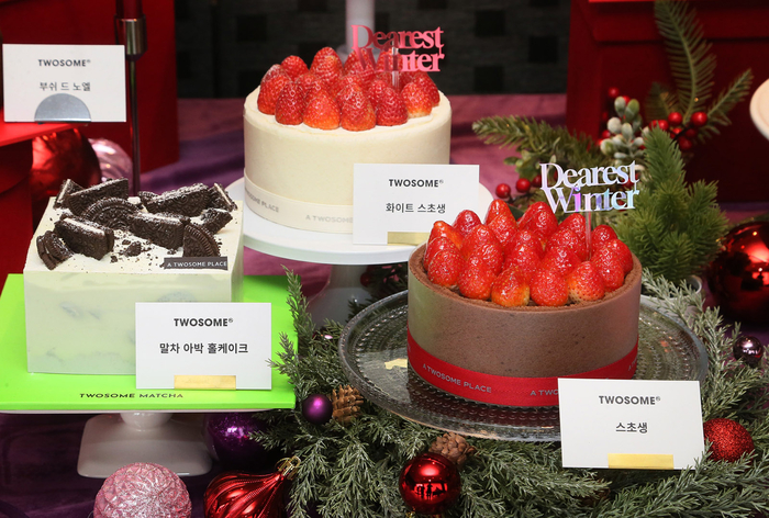 2025 홀리데이 시즌 주요 케이크 3종 (왼쪽부터)말차 아박 홀케이크·화이트 스초생·스초생