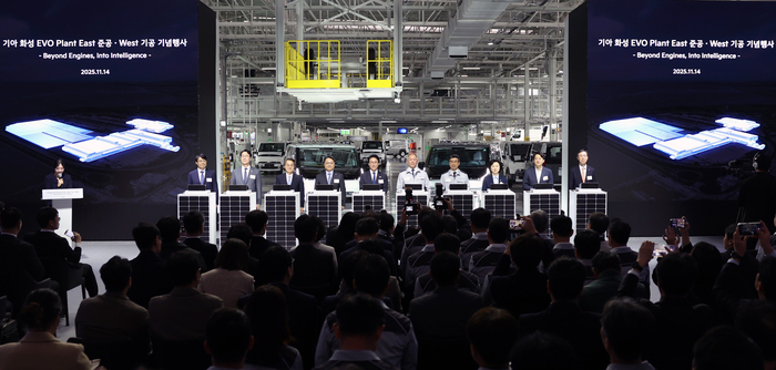 문신학 산업통상부 차관은 경기 화성시 기아 화성 EVO 플랜트 이스트 준공식장에 김민석 국무총리, 정의선 현대차 회장을 비롯한 현대·기아차 임직원 및 주요내빈 등 관계자가 참석한 가운데 '기아 화성 EVO 플랜트 East 준공식 및 West 기공식'에 참석했다. 산업통상부