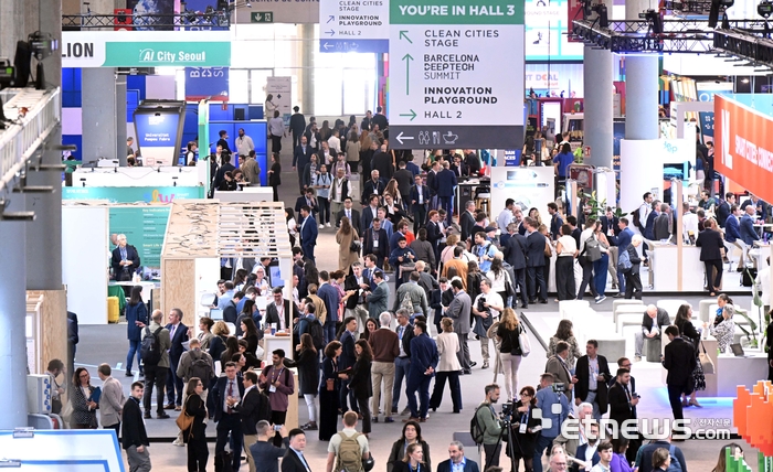 스마트시티엑스포월드콩그레스 2025(SCEWC 2025) 이틀 째인 5일(현지시간) 스페인 바르셀로나 피라그란비아 전시장이 관람객들로 북적이고 있다. 바르셀로나=박지호기자 jihopress@etnews.com
