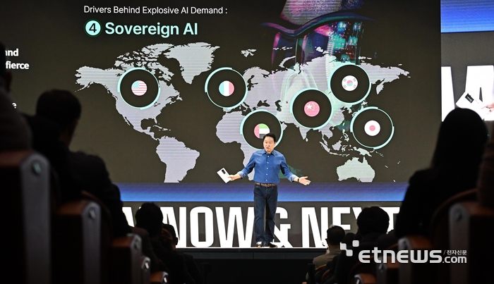 SK AI 서밋이 3일 서울 강남구 코엑스에서 열렸다. 최태원 SK 회장이 'AI Now&NEXT'를 주제로 기조연설을 하고 있다.
이동근기자 foto@etnews.com