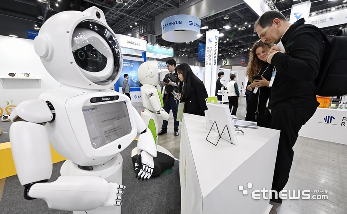참관객이 지난 5일 경기 고양시 킨텍스에서 열린 '로보월드 2025'에서 에이로봇의 휴머노이드 로봇 '에이미'를 살펴보고 있다.  이동근기자 foto@etnews.com