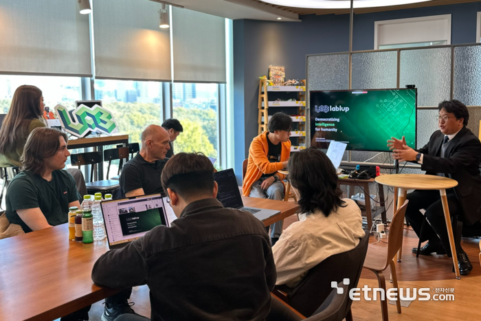 김준기 래블업 최고기술책임자(CTO·오른쪽)가 3일 서울 역삼동 래블업 본사에서 그렉 크로아하트먼 리눅스재단 커널유지관리책임자(왼쪽 두번째) 등에 회사와 기술을 소개하고 있다. 래블업 제공