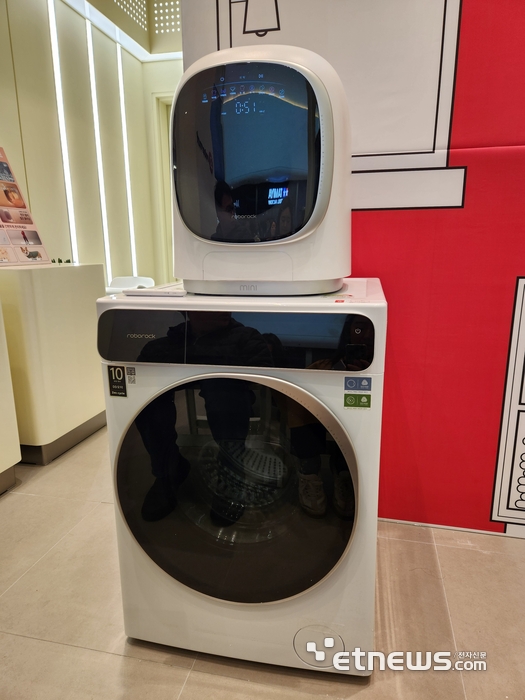 로보락 일체형 세탁건조기 H1(아래), M1 (사진=김신영 기자)