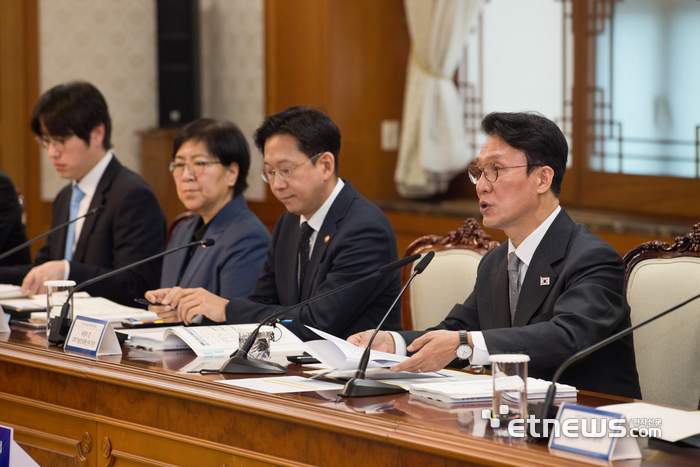 과학기술관계장관회의에서 김민석 총리가 발언하고 있다.
