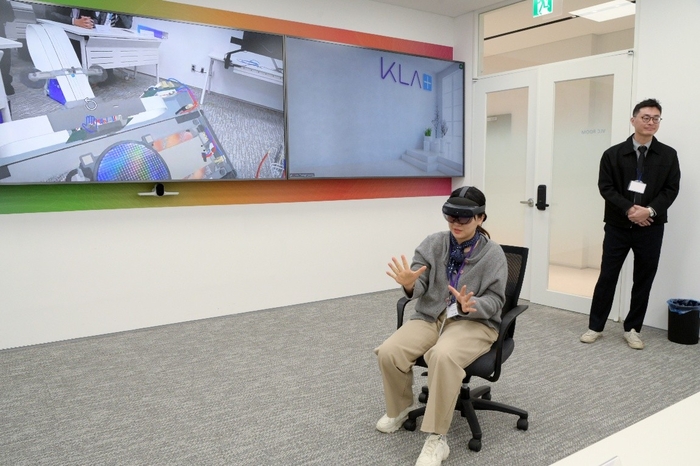 증강현실(AR) 기술을 활용해 실습을 진행하고 있는 모습