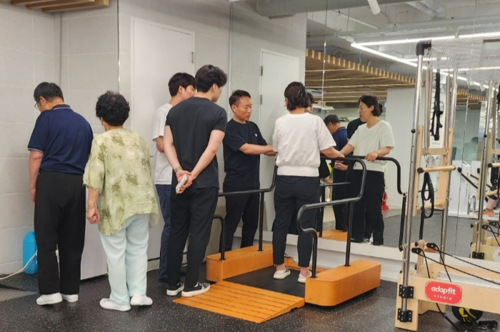 서울 강남 장애인복지관에서 네오에이블랩 '휠체어 음파진동운동기' 시연이 진행되고 있다. 네오에이블랩 제공