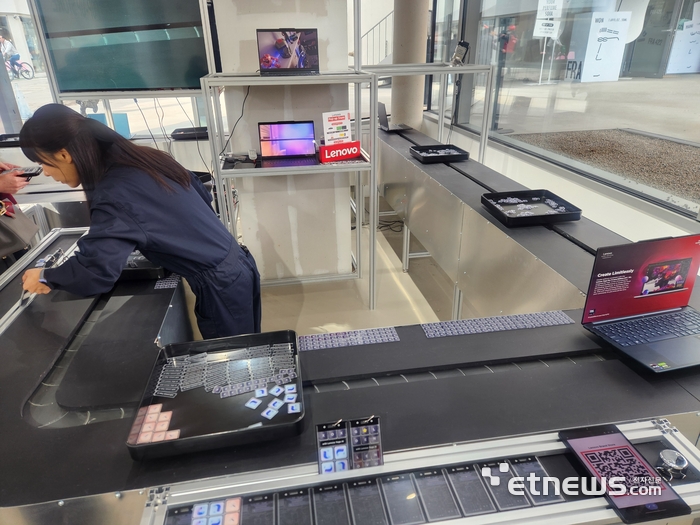 레노버 팝업스토어 1층에 조성된 레노버 AI 키링을 만드는 공간. (사진=김신영 기자)