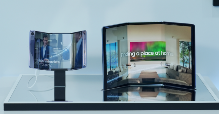 삼성디스플레이가 개발한 두 번 접는 OLED '플렉스G'.