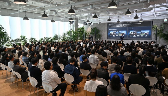 호세 무뇨스 사장이 타운홀 미팅에서 메시지를 전달하고 있다.