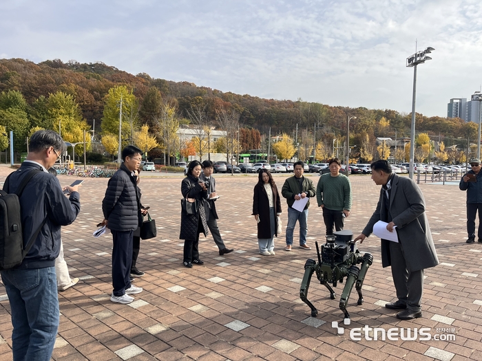 유원지리정보시스템이 'AI반도체 응용실증지원사업'으로 개발한 vSLAM 기반 보안·안전 순찰 및 보행로시설 정보수집  임무장비를 로봇에 탑재해 실증하고 있다.