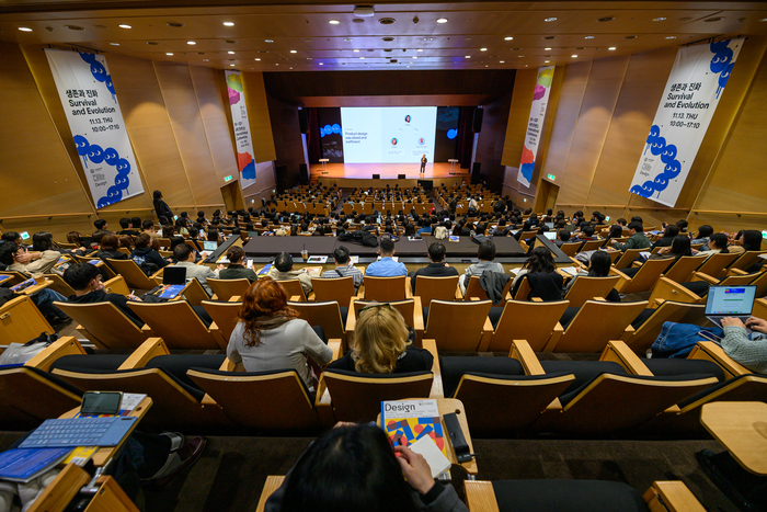 13일 서울 강남구 코엑스에서 열린 디자인코리아 2025에서 '생존과 진화'를 주제로 진행된 국제 콘퍼런스.