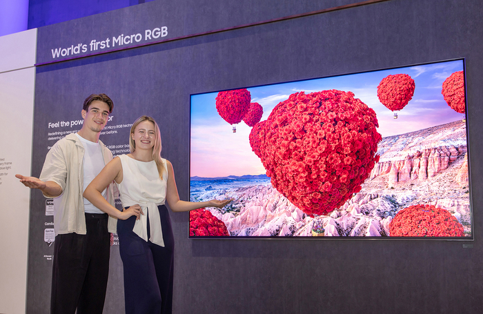 삼성전자가 유럽 최대 가전 전시회 'IFA 2025'서 AI 가전을 선보인다. 오는 5일부터 9일(현지시간) 'IFA 2025'가 열리는 독일 베를린 '메세 베를린(Messe Berlin)'의 '시티큐브 베를린(City Cube Berlin)'에 위치한 삼성전자 전시관에서 삼성전자 모델이 115형 마이크로 RGB TV를 소개하고 있다. 〈삼성전자 제공〉