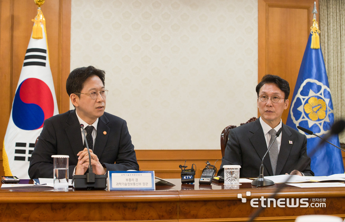 김민석 국무총리와 배경훈 부총리 겸 과학기술정보통신부 장관이 24일 열린 과학기술인공지능 관계장관회의를 진행하고 있다.