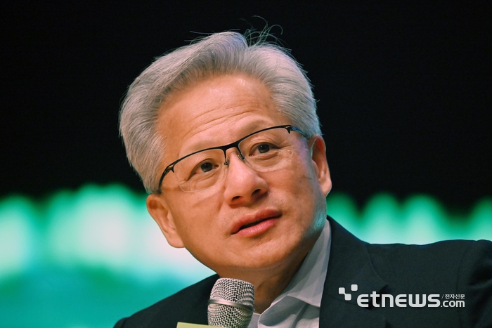 아시아태평양경제협의체(APEC) CEO 서밋 참석차 방한한 젠슨 황 엔비디아 최고경영자가 31일 경북 경주시 경주예술의전당 원화홀에서 열린 기자간담회에서 취재진의 질문에 답하고 있다.  경주=이동근기자 foto@etnews.com