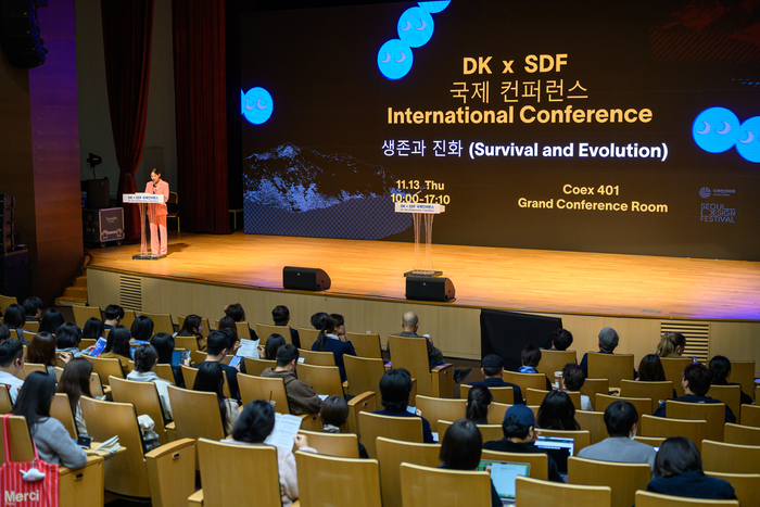 13일 서울 강남구 코엑스에서 열린 디자인코리아 2025에서 '생존과 진화'를 주제로 진행된 국제 콘퍼런스.