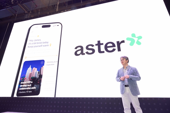 정석근 SK텔레콤 AI CIC장이 미국 라스베이거스에서 열린 CES2025현장에서 '에스터'를 소개하고 있다.