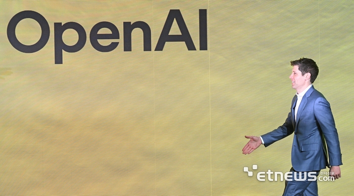 카카오 미디어데이가 2월 4일 서울 중구 플라자호텔에서 열렸다. 샘 올트먼 오픈AI 대표가 무대에 오르며 정신아 대표와 악수하기 위해 손을 내밀고 있다.  이동근기자 foto@etnews.com