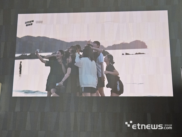 해가 잘 드는 낮에 거실 벽면에 영상을 투사한 모습. 벽지 무늬와 색을 감안해도 유튜브 영상을 시청하기가 편안했다. (사진=배옥진)