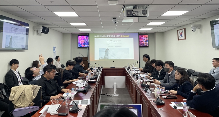 최형두 국민의힘 과학기술정보방송통신위원회 간사와 국민의힘 박정하 문화체육관광위원회 간사가 11일 서울 국회의원회관에서 열린 '케이팝 데몬 헌터스 모멘텀, 어떻게 살릴 것인가' 토론회를 개최했다.