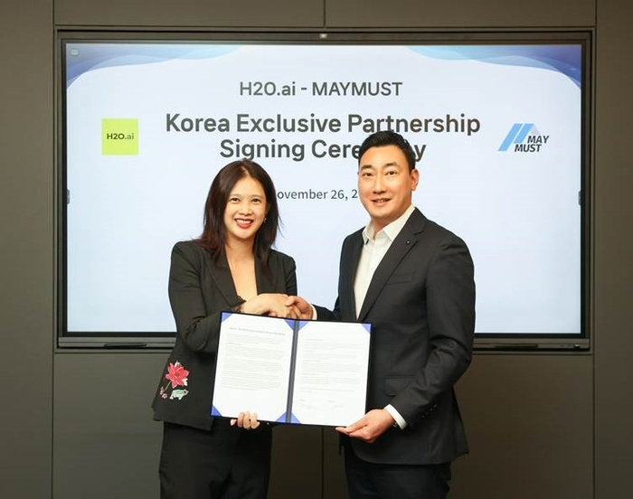 제이미 림 H2O.ai 아시아 지역 파트너십 리드(왼쪽)와 박상현 메이머스트 대표가 기념사진을 촬영하고 있다.