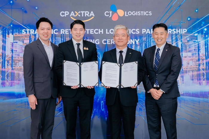 CJ대한통운이 지난 26일 태국 최대 유통사 CP 엑스트라와 '전략적 유통-물류 기술 파트너십 MOU'를 체결했다. (왼쪽부터) CP 엑스트라의 티라유 송벳카셈(Tirayu Songvetkasem) 최고디지털책임자와 타닛 치라바논(Tanit Chearavanont) 대표, CJ대한통운의 신영수 대표이사와 조나단 송 글로벌사업부문 대표가 MOU 체결 후 기념촬영을 하고 있다.