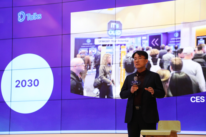 이청 삼성디스플레이 사장이 19일 아산캠퍼스에서 열린 사내소통행사에서 경영현황에 대해 설명하고 있다. 〈사진 삼성디스플레이 제공〉