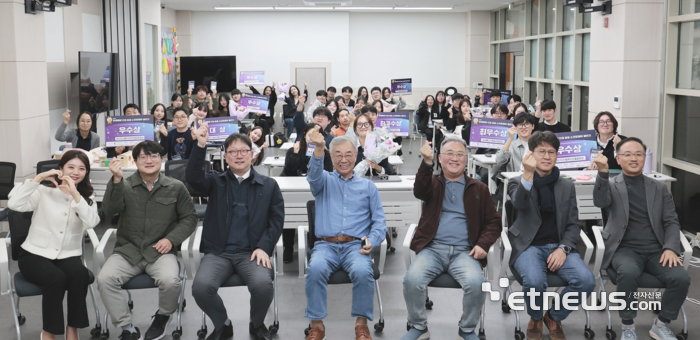 경산이노베이션아카데미에서 개최된 '제2회 미래융합인재 발굴 소프트웨어 챌린지' 수상자들과 기념사진을 촬영하고 있다.