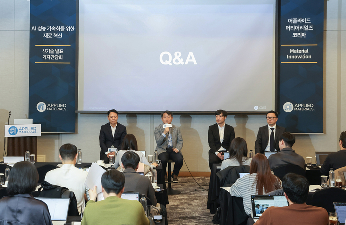 (왼쪽부터)박광선 어플라이드코리아 대표, 허영 기술디렉터, 이두성 기술 매니저, 장만수 기술 디렉터가 질의 응답을 하고 있다.