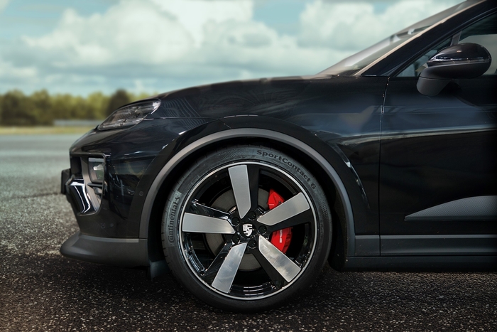 포르쉐 마칸에 장착된 콘티넨탈타이어