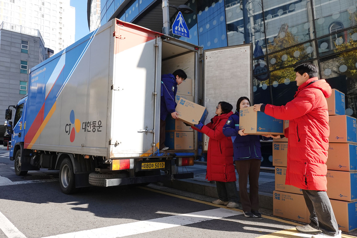 서울 서대문구 충정로 구세군 대한본영에서 CJ대한통운과 구세군 직원들이 자선모금 물품이 담긴 택배상자들을 주고받고 있다.