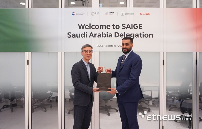 박종우 세이지 대표(왼쪽)와 Abdullah Nasser Alrayes 국부펀드 투자 담당.