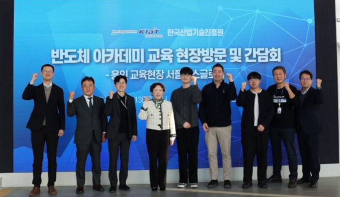 한국산업기술진흥원은 지난 13일 경기도 용인시 서플러스글로벌에 구축된 반도체아카데미 교육장을 찾아 현장 간담회를 열고 애로사항을 청취했다. 한국산업기술진흥원