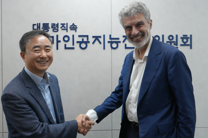 임문영 국가AI전략위원회 상근 부위원장(왼쪽)이 지난 9월 서울 중구 위원회 지원단 사무실에서 요슈아 벤지오 캐나다 몬트리올대 교수와 만났다. 위원회 제공