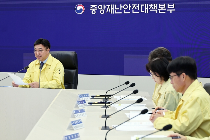 윤호중 중앙재난안전대책본부장(행정안전부 장관)이 6일 오전 정부세종청사에서 국가정보자원관리원 행정정보시스템 화재 관련 중대본 회의에서 모두 발언을 하고 있다. 행안부 제공
