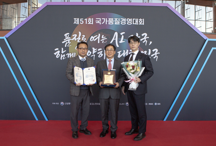 귀뚜라미그룹 내 귀뚜라미범양냉방이 품질경쟁력우수기업으로 18년 연속 선정됐다. 박창덕 귀뚜라미범양냉방 전무(중앙)