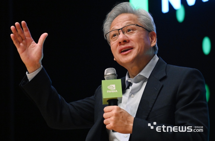 아시아태평양경제협의체(APEC) CEO 서밋 참석차 방한한 젠슨 황 엔비디아 최고경영자가 31일 경북 경주시 경주예술의전당 원화홀에서 열린 기자간담회에서 취재진의 질문에 답하고 있다.  경주=이동근기자 foto@etnews.com