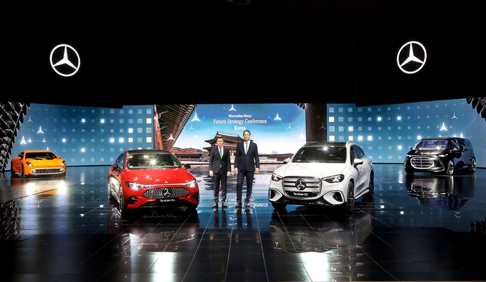 마티아스 바이틀 메르세데스-벤츠코리아 대표(왼쪽)와 올라 칼레니우스 벤츠그룹 회장