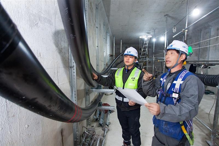 LS전선 직원이 500kV급 HVDC 케이블이 투입되는 '동해안-신가평' 시공 현장을 점검하고 있다. (LS전선 제공)