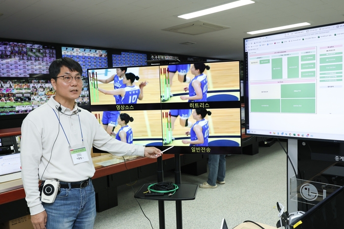LG유플러스 임직원이 '히트리스 프로텍션' 기술을 시연하고 있다.