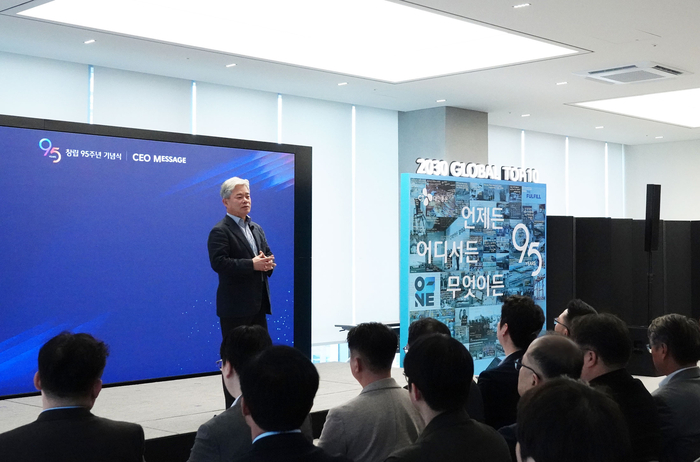 13일 CJ대한통운 종로 본사에서 열린 95주년 창립기념 행사에서 신영수 대표가 발표하고 있다.