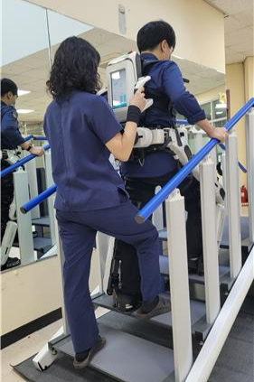 엔젤로보틱스의 보행재활 훈련용 웨어러블 로봇 '엔젤렉스M20'으로 재활치료를 하는 모습. 엔젤로보틱스 제공